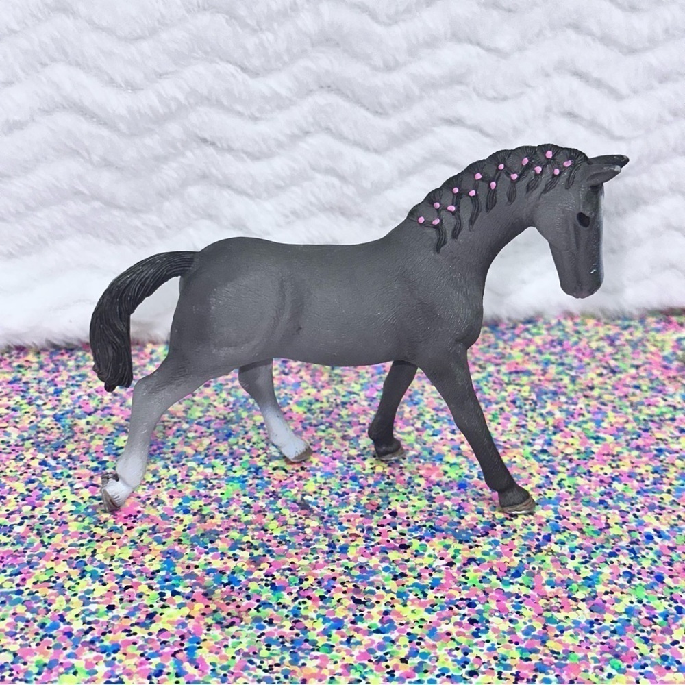 Schleich TRAKEHNER MARE GRAY Horse Animal Figure with PINK RIBBON BRAIDS D-73527